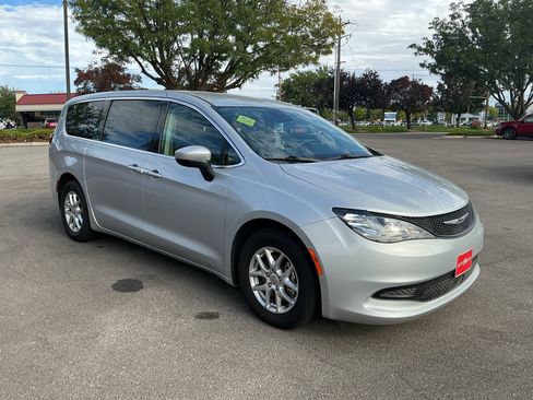 Used 2023 Chrysler Voyager LX FWD image 3