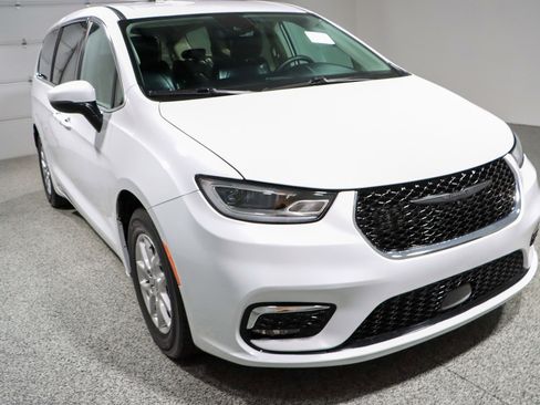 Used 2023 Chrysler Pacifica Touring-L FWD image 5