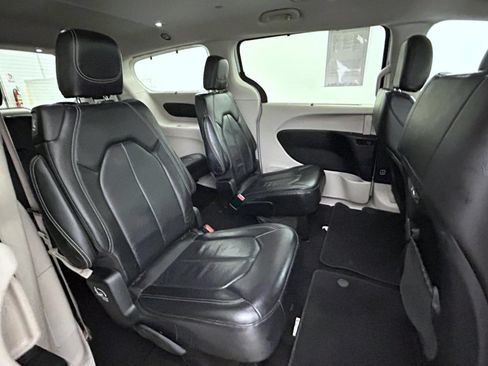 Certified 2022 Chrysler Pacifica Touring-L FWD image 17