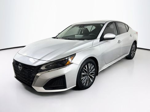 Used 2023 Nissan Altima 2.5 SV w/ SV Premium Package FWD image 3