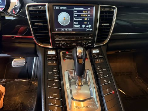 Used 2014 Porsche Panamera S RWD image 19