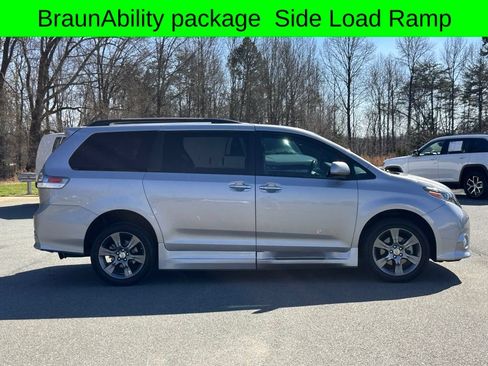 Used 2015 Toyota Sienna SE w/ SE Preferred Package FWD image 13