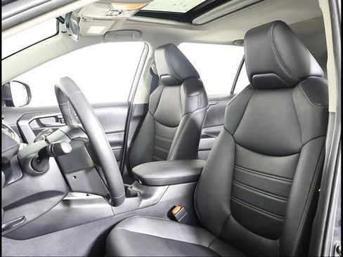 Used 2021 Toyota RAV4 XLE Premium FWD image 7