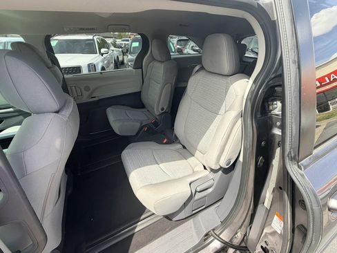 Used 2021 Toyota Sienna LE AWD/4WD image 19