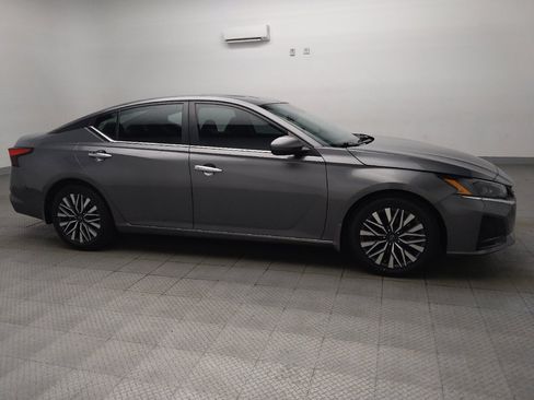 Used 2024 Nissan Altima 2.5 SV w/ SV Premium Package FWD image 11