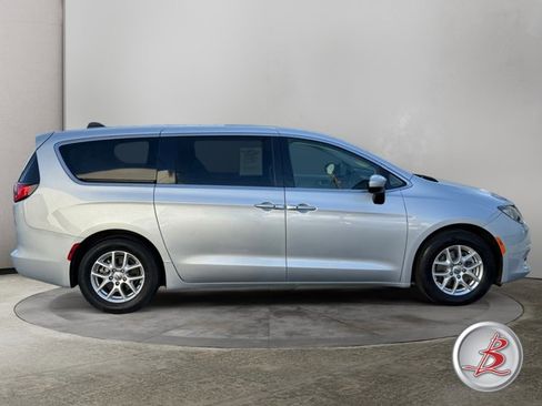 Used 2022 Chrysler Voyager LX FWD image 8