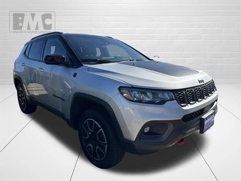 Used 2024 Jeep Compass Trailhawk AWD/4WD image 2