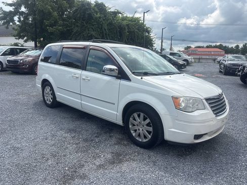 Used 2009 Chrysler Town & Country Touring FWD image 5