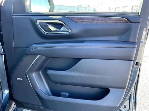 Used 2021 Chevrolet Suburban Premier w/ Premium Package image 12