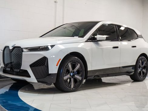 Used 2024 BMW iX xDrive50 w/ Sport Package AWD/4WD image 4