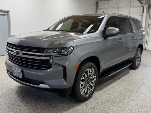 Used 2022 Chevrolet Suburban LT AWD/4WD image 8
