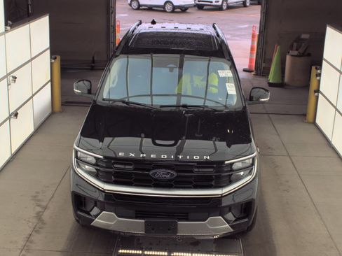 Used 2025 Ford Expedition Platinum image 2