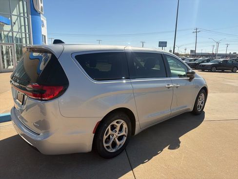 Used 2024 Chrysler Pacifica Limited image 23