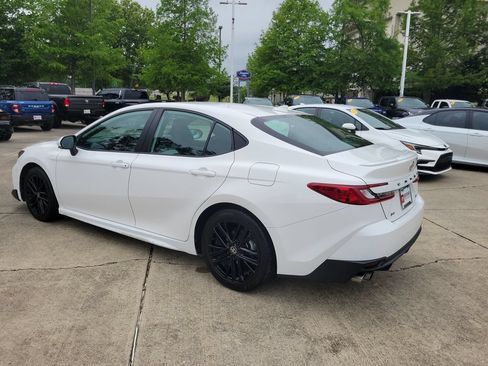 Used 2025 Toyota Camry SE FWD image 3