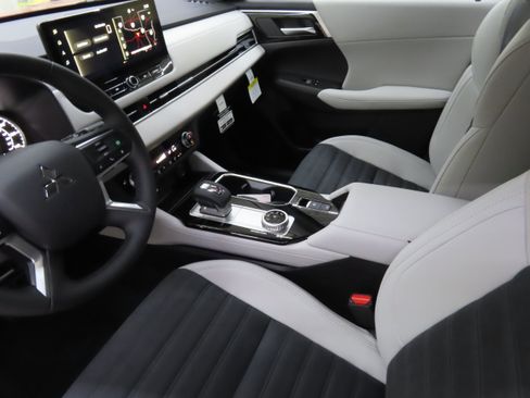 New 2025 Mitsubishi Outlander SE image 20