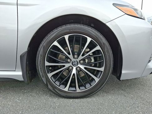 Used 2019 Toyota Camry image 10