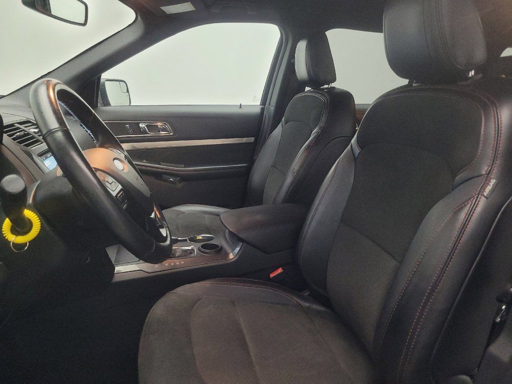 Used 2018 Ford Explorer XLT w/ Equipment Group 202A FWD image 17