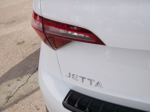 Used 2022 Volkswagen Jetta SE w/ Panoramic Sunroof Package FWD image 17