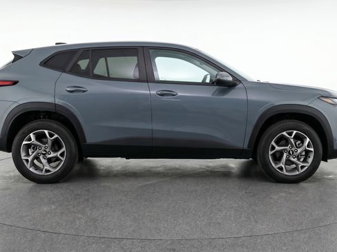 Used 2025 Chevrolet Trax LT FWD image 11