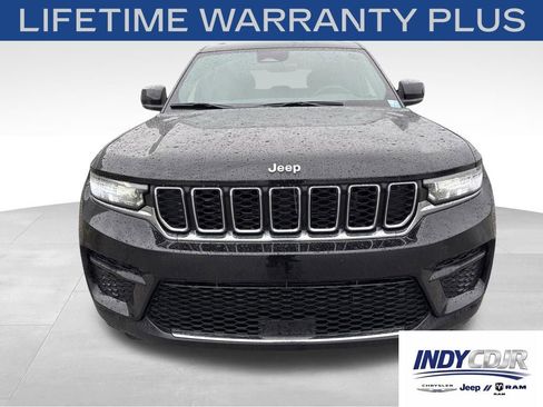 Used 2025 Jeep Grand Cherokee Laredo AWD/4WD image 2