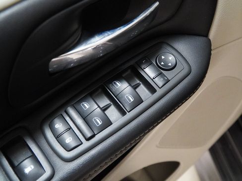 Used 2016 Chrysler Town & Country Touring w/ Driver Convenience Group FWD image 18