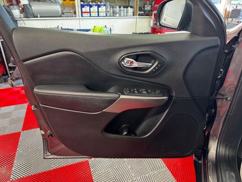 Used 2019 Jeep Cherokee Limited image 16