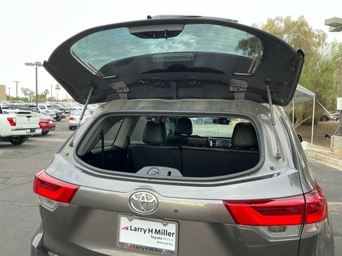 Used 2019 Toyota Highlander XLE AWD/4WD image 31
