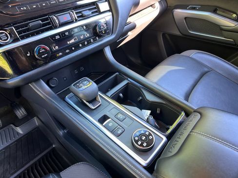 Used 2024 Nissan Pathfinder SL AWD/4WD image 20