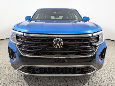 Used 2024 Volkswagen Atlas Cross Sport SE w/ Panoramic Sunroof Package FWD image 2