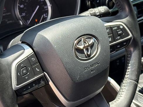 Used 2022 Toyota Highlander XLE FWD image 30