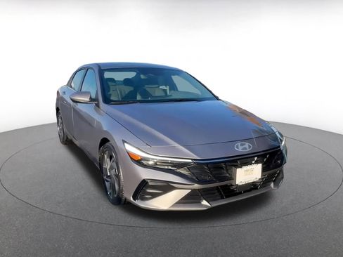 Used 2025 Hyundai Elantra SEL image 3