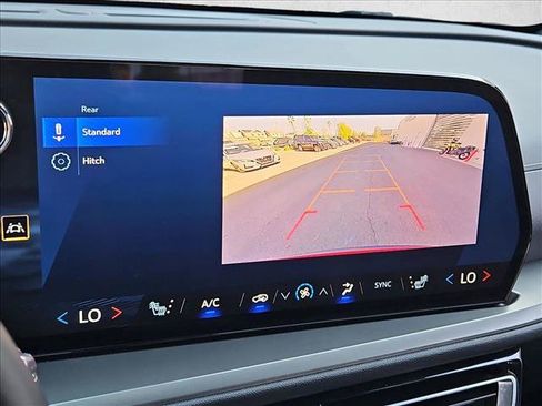 Used 2025 Chevrolet Traverse LT FWD image 13