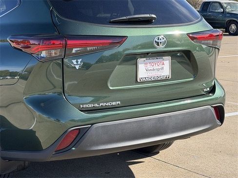 Certified 2024 Toyota Highlander XLE image 6