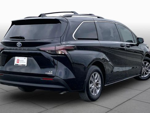 Used 2024 Toyota Sienna LE FWD image 13