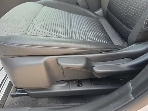 Used 2025 Chevrolet Trax LT FWD image 9