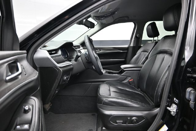 Used 2023 Jeep Grand Cherokee Limited w/ Black Appearance Package AWD/4WD image 23