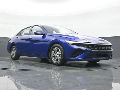 Used 2025 Hyundai Elantra SE image 23