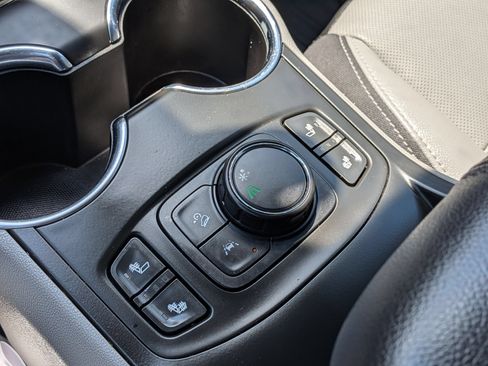 Used 2022 GMC Terrain SLT w/ Infotainment Package II FWD image 28