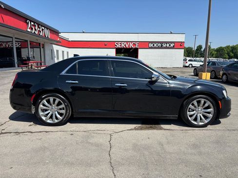 Used 2019 Chrysler 300 Limited RWD image 2