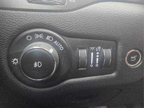 Used 2019 Jeep Cherokee Trailhawk image 15