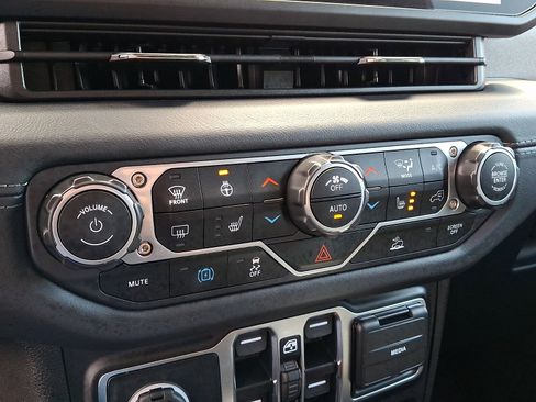 Used 2025 Jeep Wrangler Unlimited Sahara AWD/4WD image 15