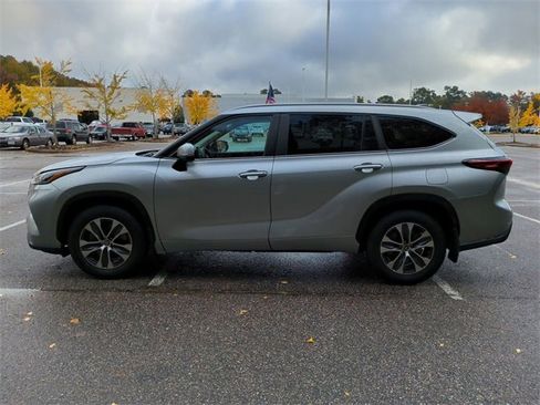 Certified 2023 Toyota Highlander XLE image 7