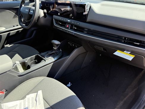 New 2025 Kia K4 LXS image 12
