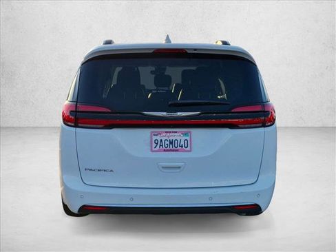 Used 2021 Chrysler Pacifica Touring-L w/ Uconnect Theater Family Group FWD image 7