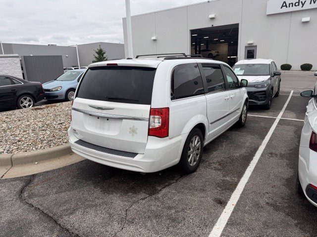 Used 2016 Chrysler Town & Country Touring FWD image 4
