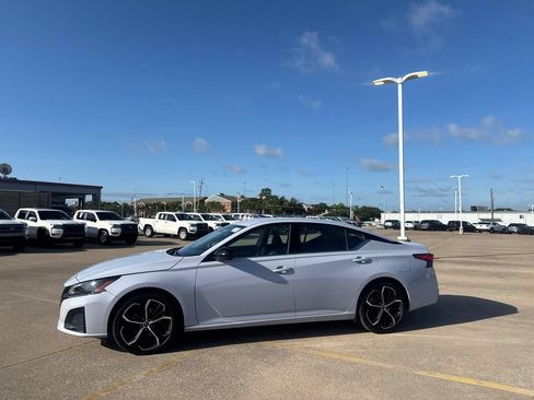 Certified 2025 Nissan Altima 2.5 SR FWD image 13