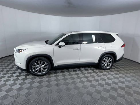 Used 2024 Toyota Grand Highlander AWD image 4