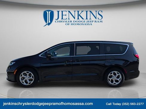 Used 2024 Chrysler Pacifica Limited image 2