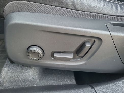 Certified 2023 Volvo XC40 B5 Ultimate w/ Protection Package Premier image 12