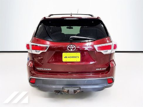 Used 2016 Toyota Highlander XLE w/ Four Season Floor Mat Package AWD/4WD image 6